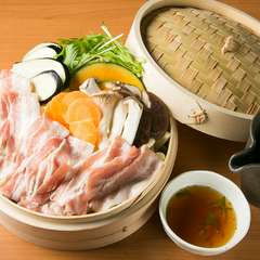 素材そのものの味を満喫できる『旬野菜と銘柄豚の蒸篭蒸し』