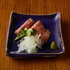 やわらかい食感と肉の旨味が口中に広がる逸品。お酒が進む『ローストビーフ』