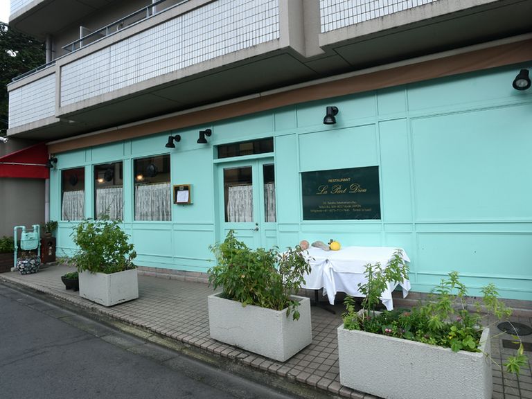 凛とした美しさと可愛らしさ溢れる、フランス料理店
