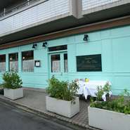 元田中駅近く、住宅街の中にそっと佇むパステル調の外観が目印。パリの街で出合えるような可憐さとナチュラルさを感じられるお店です。重厚感がありながらも、くつろぐ事ができる心地良い空間が広がっています。