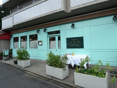 凛とした美しさと可愛らしさ溢れる、フランス料理店
