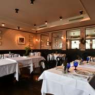 高級感が漂いつつも肩肘を張ることなく、自分のペースでゆったりとした時間を愉しむことができる上質な空間。今宵もまた、美しくセッティングされたWEDGWOODの器が出迎えてくれます。