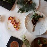 ・小さな前菜
・お好きな前菜
・季節の野菜料理
・お好きな主菜
・デザート
・黒文字茶
・パン

ハウスワイン250ccつきもしくはポタージュ
