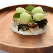 生まれ故郷の名産「七谷地鶏」や「七谷鴨」、京都大原や滋賀県などで取れる野草など地域の食材を多く取り入れています。また、香りが素晴らしく、皮も果汁も全て使える岩城島の無農薬柑橘も取り入れています。