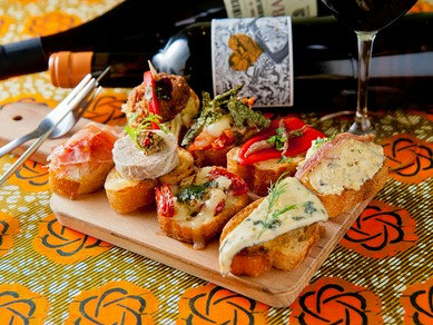 厳選素材に合うよう、自然派ワインで料理に舌鼓を