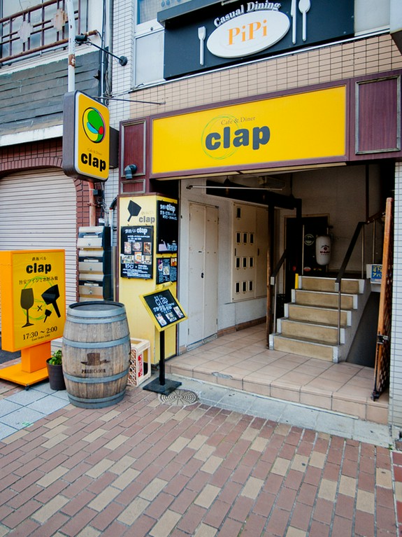 JR元町駅より1分。黄色い看板が目をひく