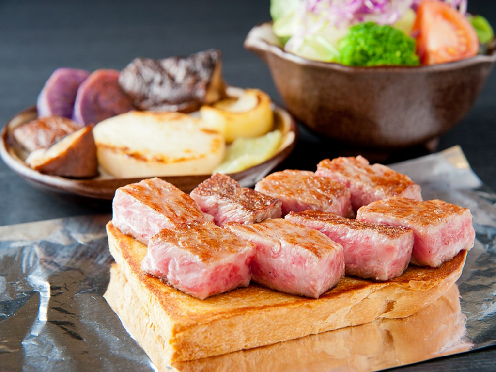 料理人が目の前で焼きあげる『大井の厳選牛ビーフ鉄板焼』