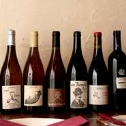 フランスの生産現場を訪れて厳選したワインを提供するこだわり！自然派ワインの赤と白を常時4～5種揃え、料理に合う1杯を案内してくれます。スパークリングワインもおすすめです。