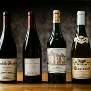 フランスワインを中心としたラインナップ。グラスワインは2000円～。おすすめはペアリング。名物のサワドゥブレッドに日本酒酵母で醸造したチリワインをあわせるなど、ストーリーのある組み合わせが魅力です。