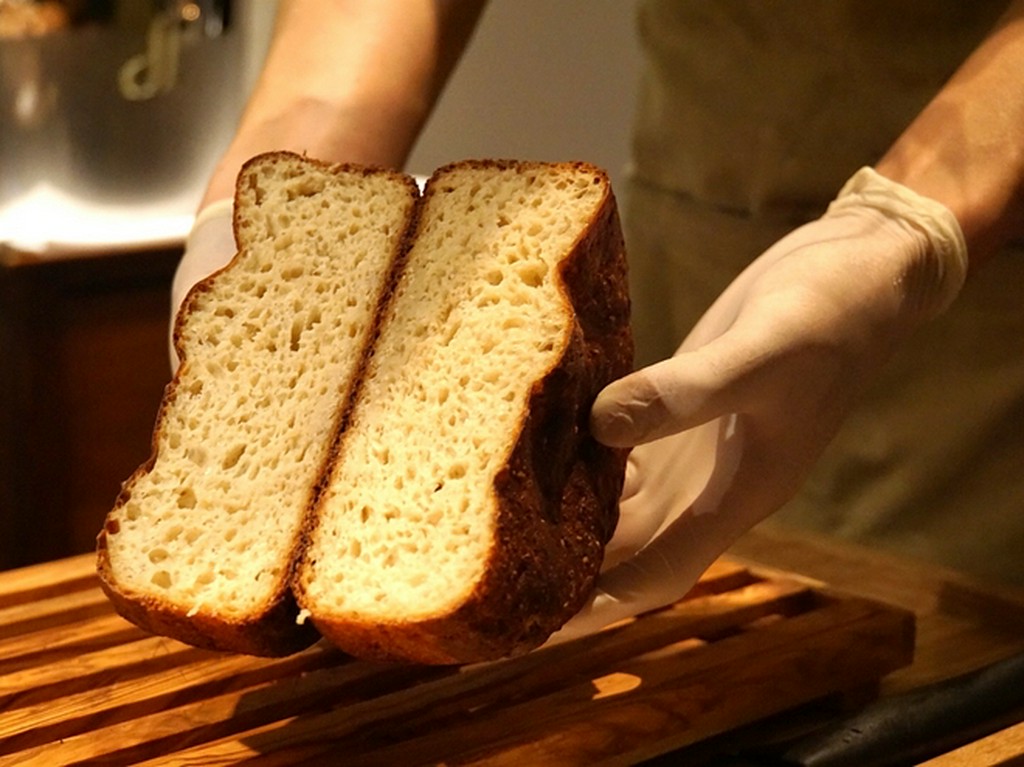 名物サワードゥブレッドは、ゲストごとにホールで焼き上げます