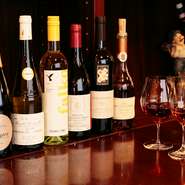 ワインはグラス、ボトル各種ご用意しております。詳しくは店内のグラスワインの黒板をご覧になるか、店員にお尋ねください。