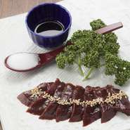 鮮度抜群の『馬レバ刺し』は、臭味や癖のないまろやかな味わいが特徴的。歴然たるその味わいに、一度食べたら虜になってしまう人が続出とか。売り切れの時もあるため、事前に電話で確認すると確実です。