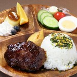 赤牛ミニハンバーグ、ポテトフライ、ゆで卵、お野菜、ご飯、デザート、ドリンク