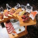 赤牛や天草大王、馬肉中落ちなど熊本の肉と厳選肉7種類がすこしづつ全部味わえる名物お肉の階段付き1番人気