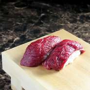 1頭の和牛からわずか400g程度しか取れない、ヒレ肉のど真ん中シャトーブリアンを贅沢に200g使用しています!