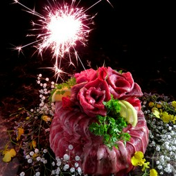 阿蘇のあか牛、牛タンなどのお肉のケーキ付き！誕生日やお祝いごとにもってこい！飲み放題は＋2000円