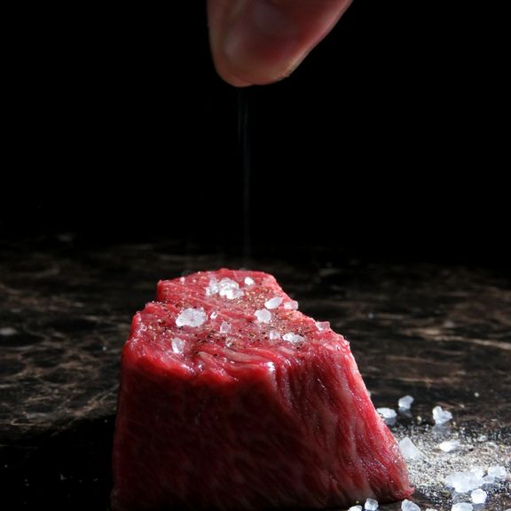 阿蘇のあか牛、本場の馬焼き、幻の地鶏天草大王と熊本のおいしいブランド肉が少量多種、全て味わえる！