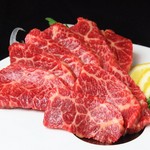 高級感あふれる桐箱に馬肉と阿蘇のあか牛ステーキが合わせて200gも入った贅沢ステーキ重。手土産に喜ばれること間違いなし！