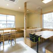 「大切な人との大切な時間に利用していただきたい」という思いは、設備やサービスにも表れています。たとえば、小さな子供用の椅子。ゆとりのある座席で、家族団らんの時を過ごせます。