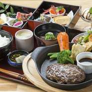 刺身でも食べられる新鮮な馬肉をミンチにした特製ハンバーグが絶品。無添加正油をベースにした「自家製ジャポネソース」との相性が抜群です。馬肉の旨みが凝縮した、お店自慢の一品。ごろっと野菜や小鉢も絶品です。