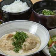 濃厚な味噌仕立ての馬ホルモンの煮込み料理。熊本に伝わる、昔ながらの“ふるさとの味”です。丁寧な下ごしらえと、あく抜きをしているので臭みはありません。とろとろほどけるような、優しい味わいを堪能できます。