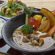 オリジナルブレンドのスパイスを使用した、本格スープカレー。野菜がたっぷり入った、食べごたえのある一品です。「食べると元気になる」そんな気持ちになれる、コクと深みもある一度食べたらクセになる味わいです。