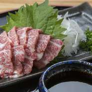 サシの入ったとろける美味しさ。高品質な厳選馬肉は「今まで食べたことがない！」と感動の声もあるほどの逸品です。食肉センター直営店だからこそ出合える、上質な馬肉の“本当の美味しさ”を堪能できます。
