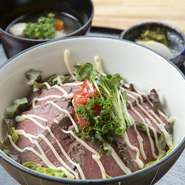 ローストビーフならぬ、ローストホース丼。じっくりゆっくり低温で火入れすることで、赤身肉の旨みを閉じ込めた極旨どんぶりです。
