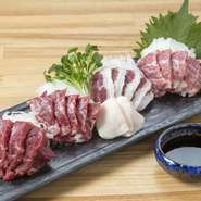 事前予約のみで味わえる裏メニュー。老舗食肉業者「菊陽食肉センター」直営だから実現する新鮮な熊本産馬刺。赤身、ふたえご、たてがみなど、様々な部位を堪能できます。馬刺専用の自家ブレンド醤油でいただきます。