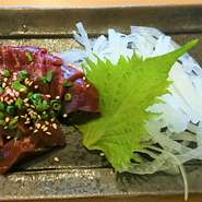 馬肉専門店だから提供できる新鮮な馬のレバー
レバー特有の匂いや臭みもなく、専用のたれで食べると何とも言えない幸福感。
商品に余裕があれば、追加もできます。
