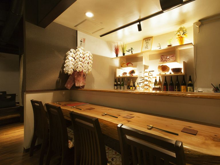 女性一人でも、気兼ねなく寛げるカウンター席