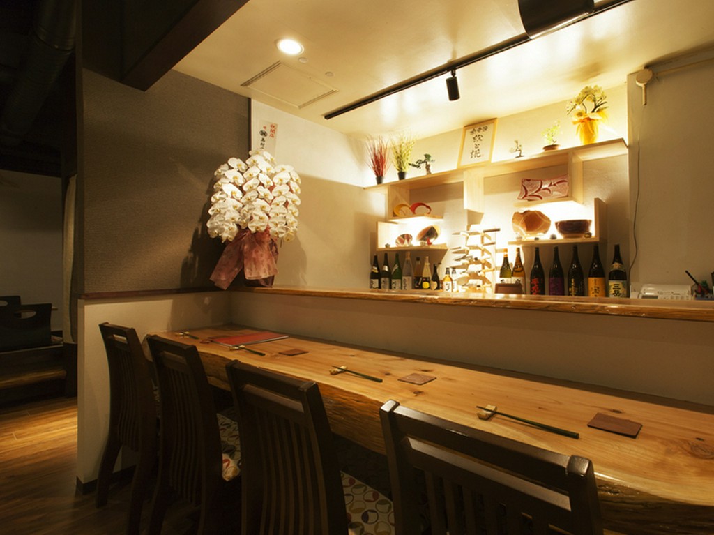 女性一人でも、気兼ねなく寛げるカウンター席