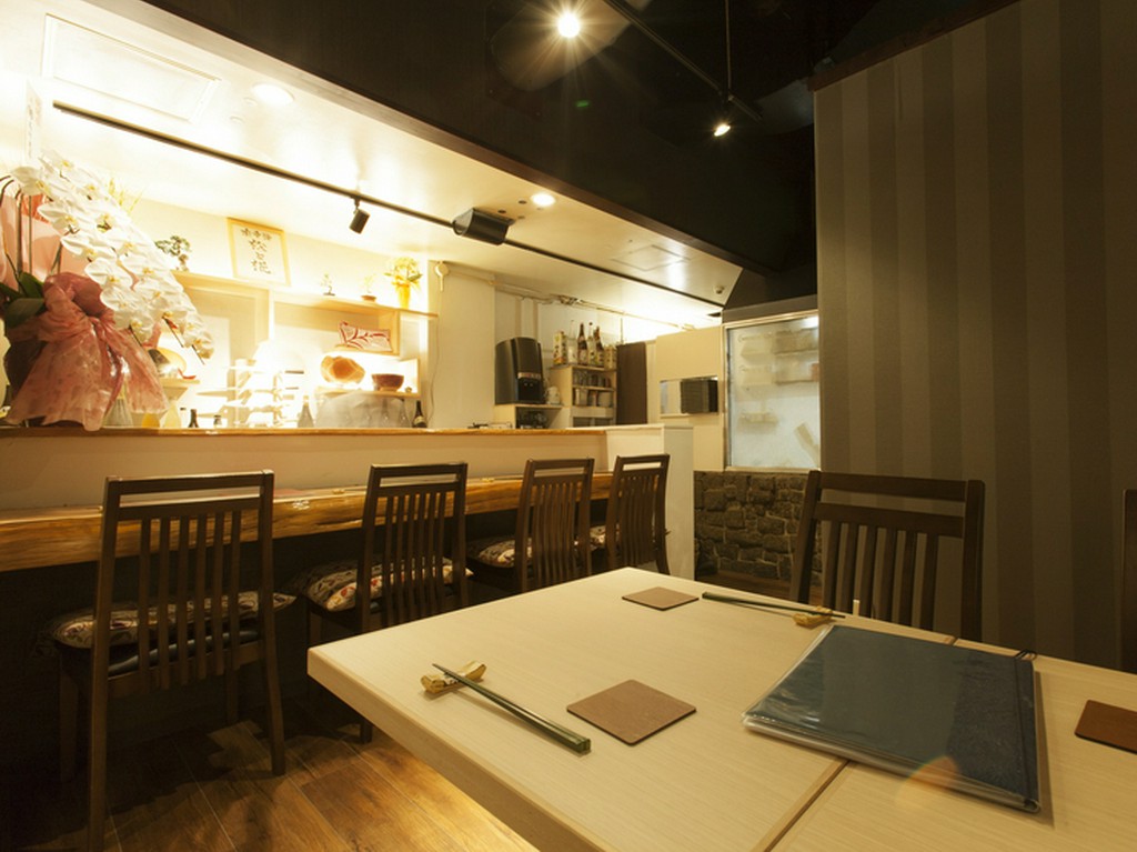 木の質感あふれるナチュラルな雰囲気の店内で、寛ぎのひとときを