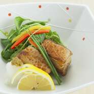 香味野菜で5時間以上じっくりと煮込んだ皮付きの豚角煮です。皮付きなので外はカリッと、中はとろとろ。さっぱりと柚子胡椒とおろしポン酢で召し上がれ。
