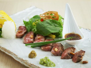 「阿蘇王」と呼ばれる「赤牛」をステーキやタタキで