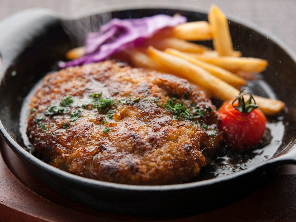 『肉汁たっぷりのハンバーグ690円』はボリュームたっぷり