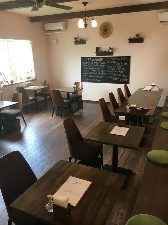 ウッド調を基調とした落ち着ける空間。ゆったりとお食事を