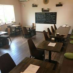 ウッド調を基調とした落ち着ける空間。ゆったりとお食事を