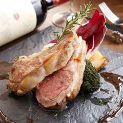 自家製フォンドボーソースにつけて味わう『骨付き仔羊のロースト　自家製フォンドボーのソース』