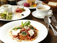 色んな前菜を楽しめる4点盛り合わせ前菜です。
アイスティとコーヒーがおかわり無料です。