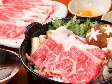 信州の豊かな自然で育った柔らかいアルプス牛を、濃厚な割り下で味わう逸品料理『すき焼き』