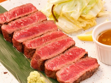 炭に負けない厚さ2.5cm！　味わい豊かな絶品炭火焼料理『牛ひれ肉の炙り焼き　アンデスの岩塩と本わさび』