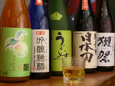 一品メニューをつまみながら、こだわりの日本酒もおすすめ
