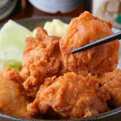 しっとり系の衣をかじると柔らかいお肉からジュワっとジューシーな肉の脂が溢れ出す『鳥の唐揚げ』