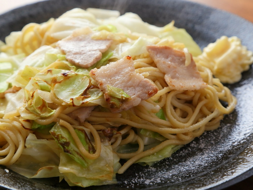 麺をほぐすのも秘伝の出汁。麺の中にまで出汁が染み込み、塩とも相性抜群の味わい『塩焼きそば』
