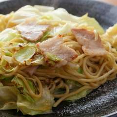 麺をほぐすのも秘伝の出汁。麺の中にまで出汁が染み込み、塩とも相性抜群の味わい『塩焼きそば』
