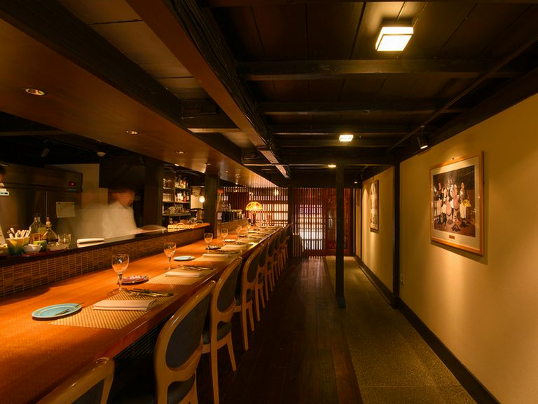 五感が喜ぶ味と楽しさに満ちるオープンカウンターがメイン