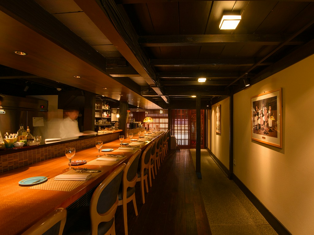 五感が喜ぶ味と楽しさに満ちるオープンカウンターがメイン