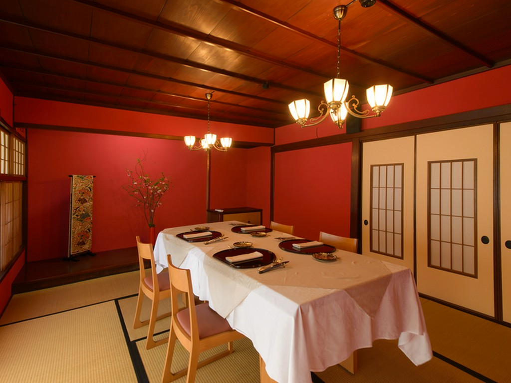 加賀百万石の伝統建築を受け継ぐ、青の間・赤の間の個室を完備