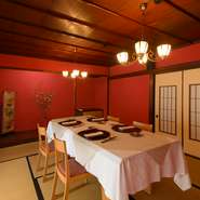 2階には、畳敷きの座敷にゆったりくつろげるテーブル席の個室が2部屋。加賀藩の伝統色である青漆喰と赤漆喰の設えが美しく、青の間は2～4名様、赤の間は6～10名様用。プライベート感の高い空間で憩えます。